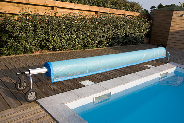 gpsave_poolabdeckung_aufrollvorrichtung_600x400 Aufrollvorrichtung mit aufgewickelter Poolabdeckung am Rechteckpool