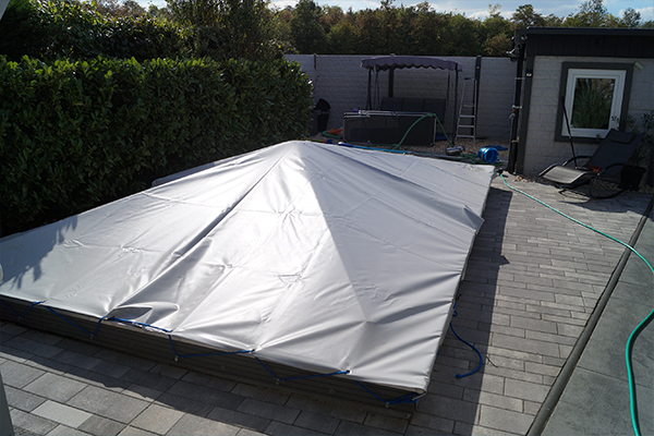 gpsave_poolabdeckung_regenwasserablauf_600x400 Gespannte Poolplane mit Gefälle zur Ableitung von Regenwasser